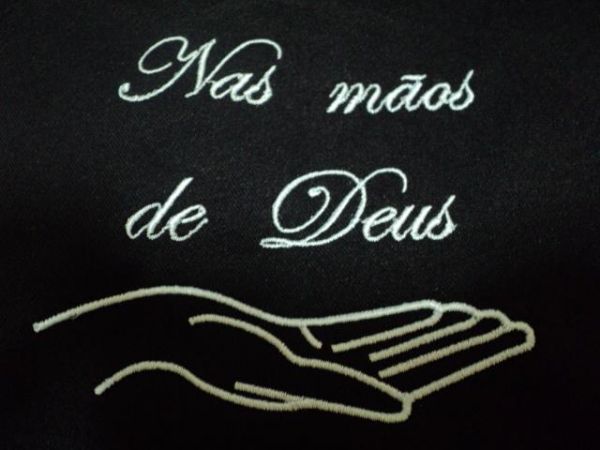 Bordado Nas mãos de Deus